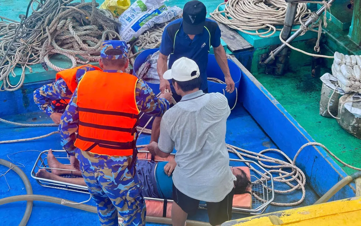 Chuyển ngư dân bị nạn lên nhà giàn.
