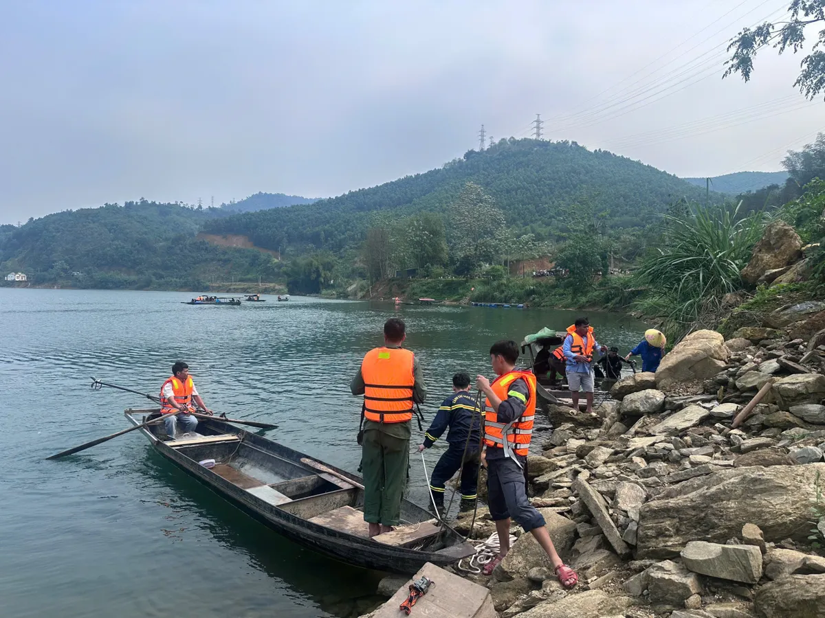 Tuy&ecirc;n Quang: Lật thuyền tr&ecirc;n hồ thủy điện, hai vợ chồng mất t&iacute;ch trong đ&ecirc;m - Ảnh 2.