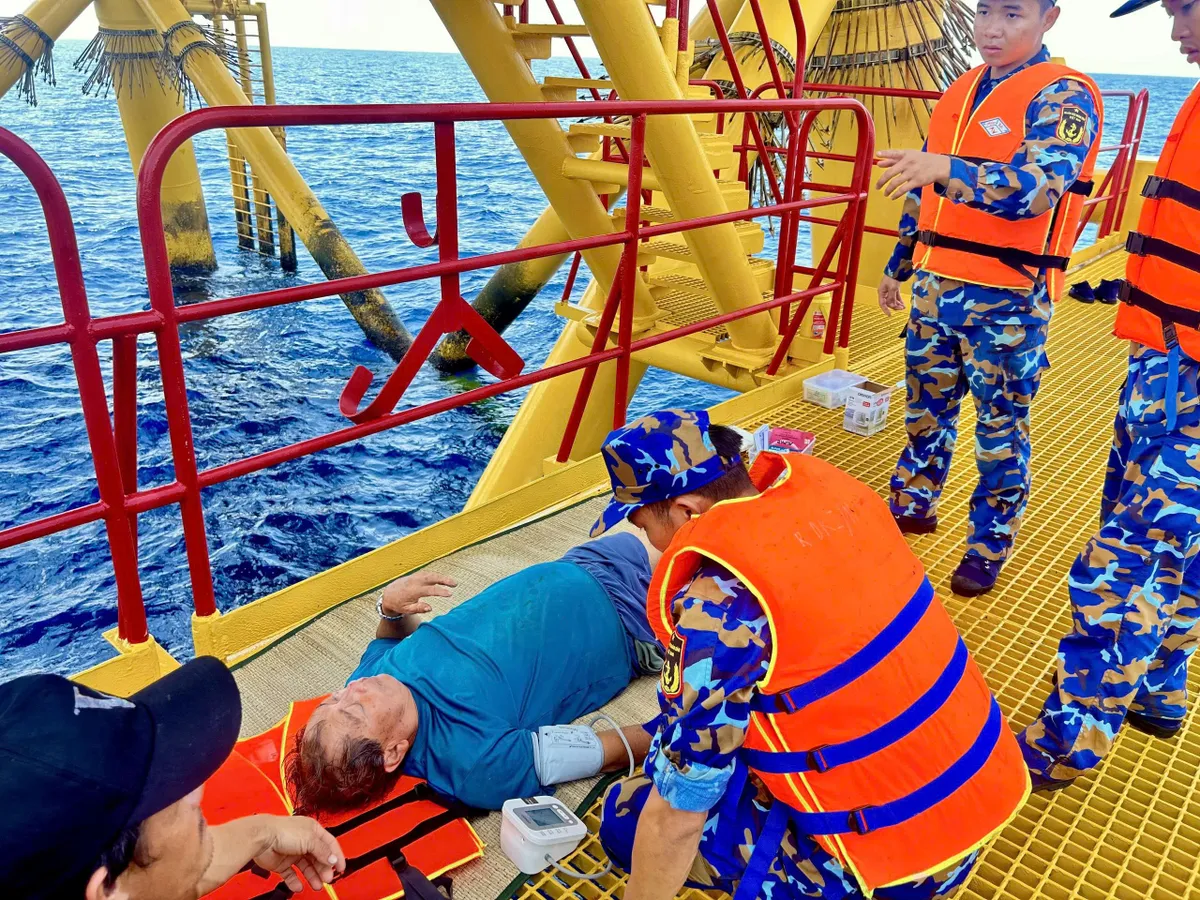 Kịp thời cấp cứu ngư d&acirc;n bị tai biến tại khu vực biển Nh&agrave; gi&agrave;n DK1/11 - Ảnh 1.