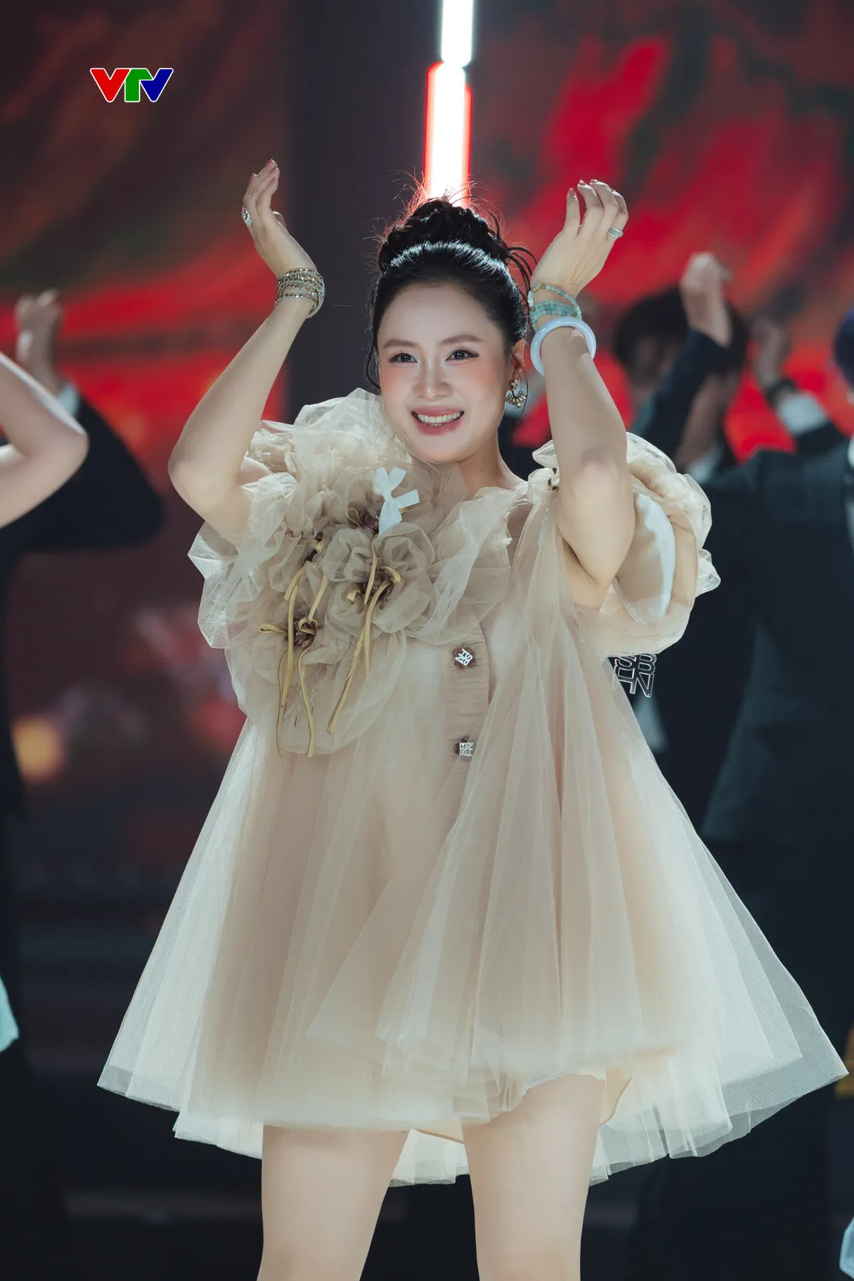 Bảy mỹ nh&acirc;n phim VTV nhảy See T&igrave;nh 'cực ch&aacute;y'- Ảnh 2.