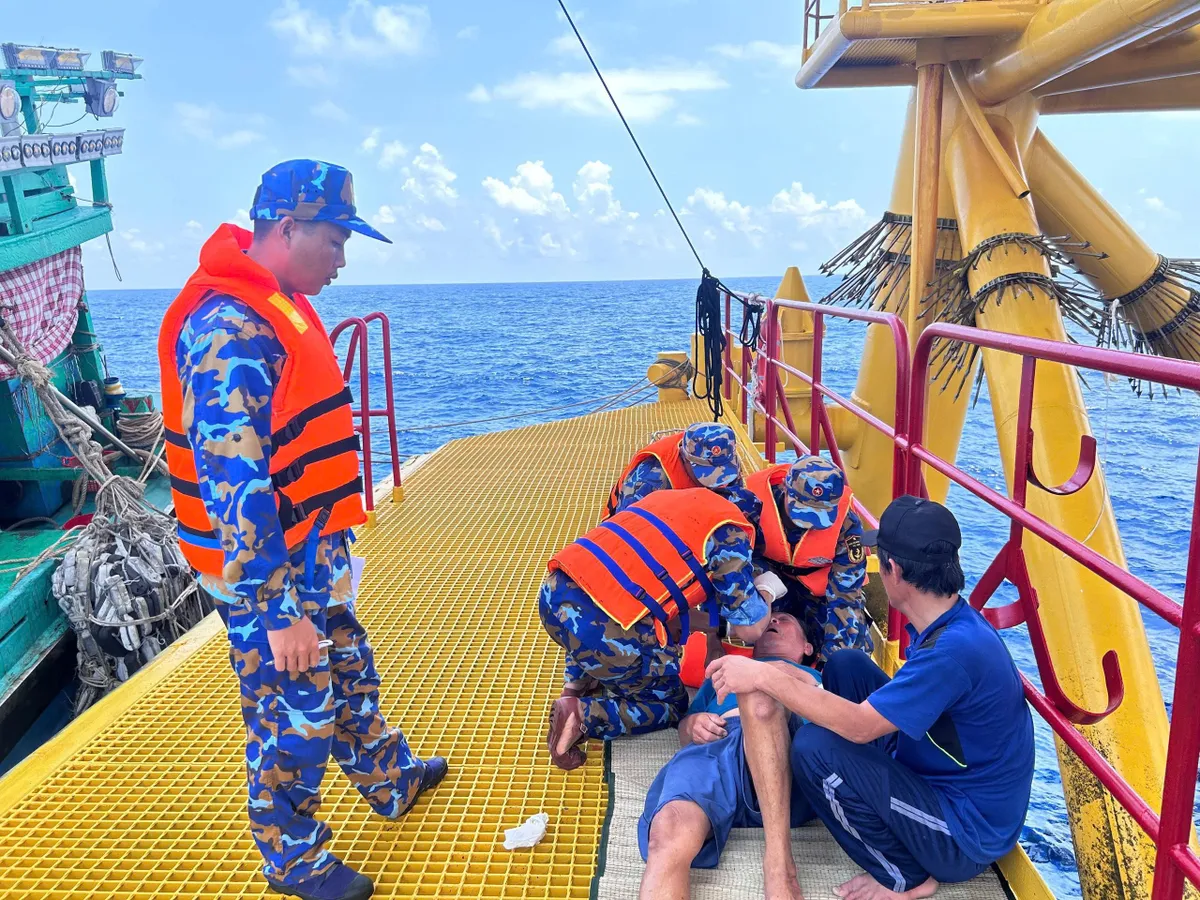 Kịp thời cấp cứu ngư d&acirc;n bị tai biến tại khu vực biển Nh&agrave; gi&agrave;n DK1/11 - Ảnh 2.