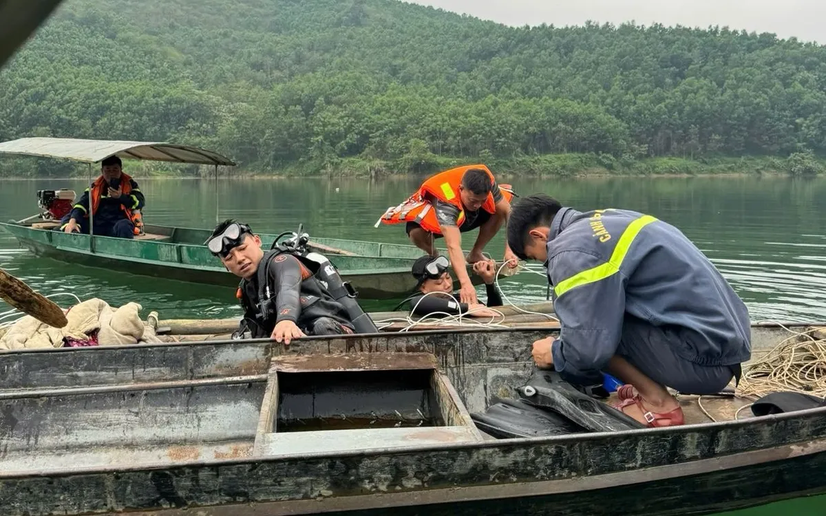Tìm thấy thi thể hai nạn nhân vụ lật thuyền trên hồ thủy điện Chiêm Hóa