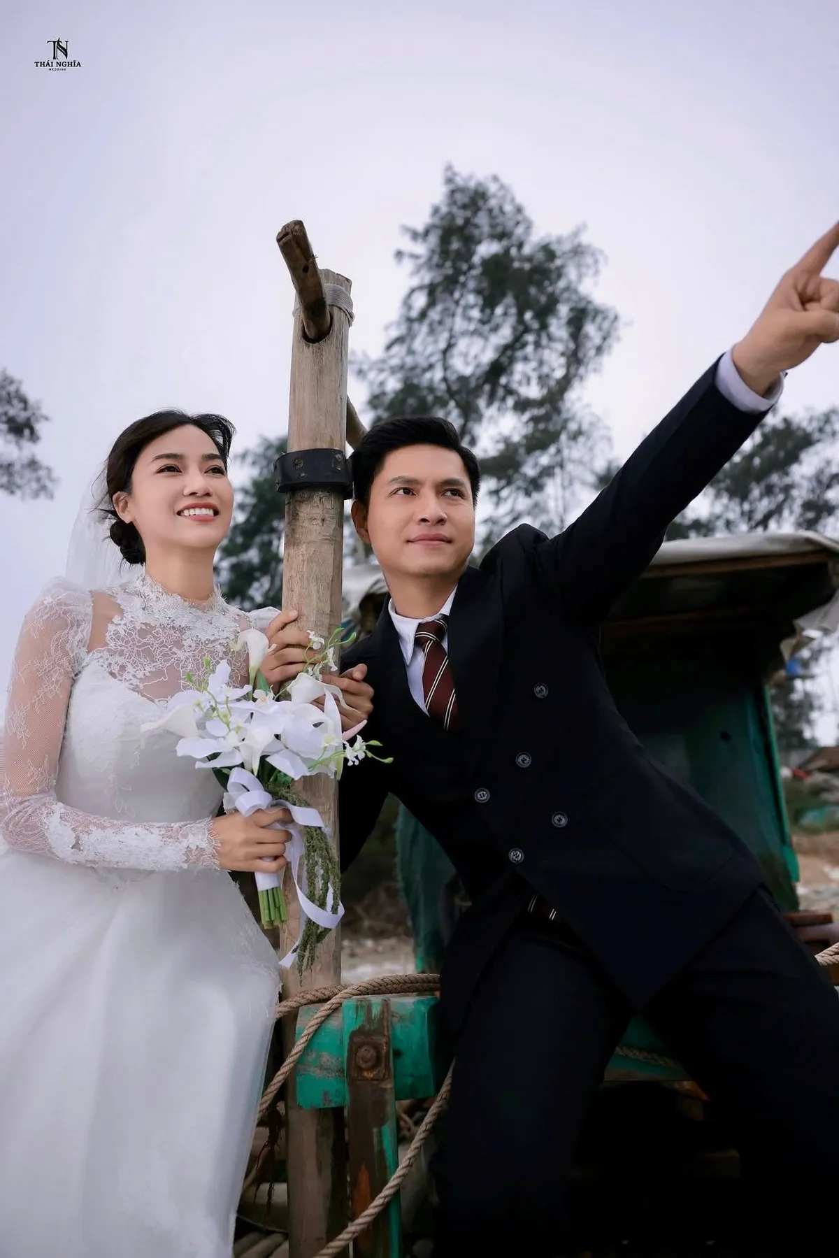 Kh&ocirc;ng giới hạn: Hậu trường ảnh cưới "tấu h&agrave;i" của cặp đ&ocirc;i Linh - Lợi- Ảnh 3.