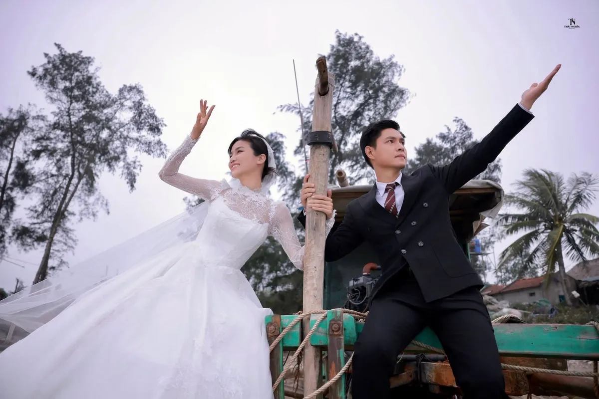 Kh&ocirc;ng giới hạn: Hậu trường ảnh cưới "tấu h&agrave;i" của cặp đ&ocirc;i Linh - Lợi- Ảnh 2.