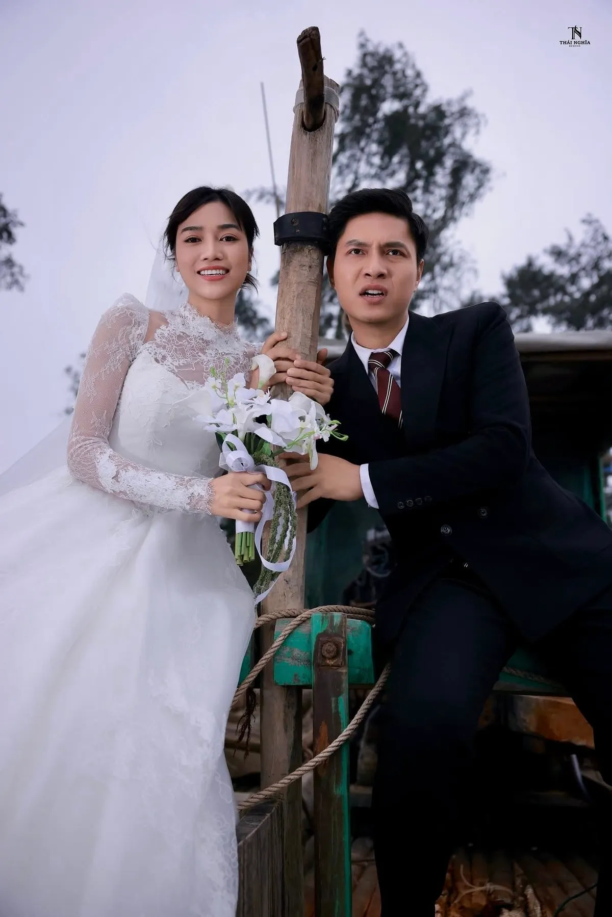 Kh&ocirc;ng giới hạn: Hậu trường ảnh cưới "tấu h&agrave;i" của cặp đ&ocirc;i Linh - Lợi- Ảnh 1.