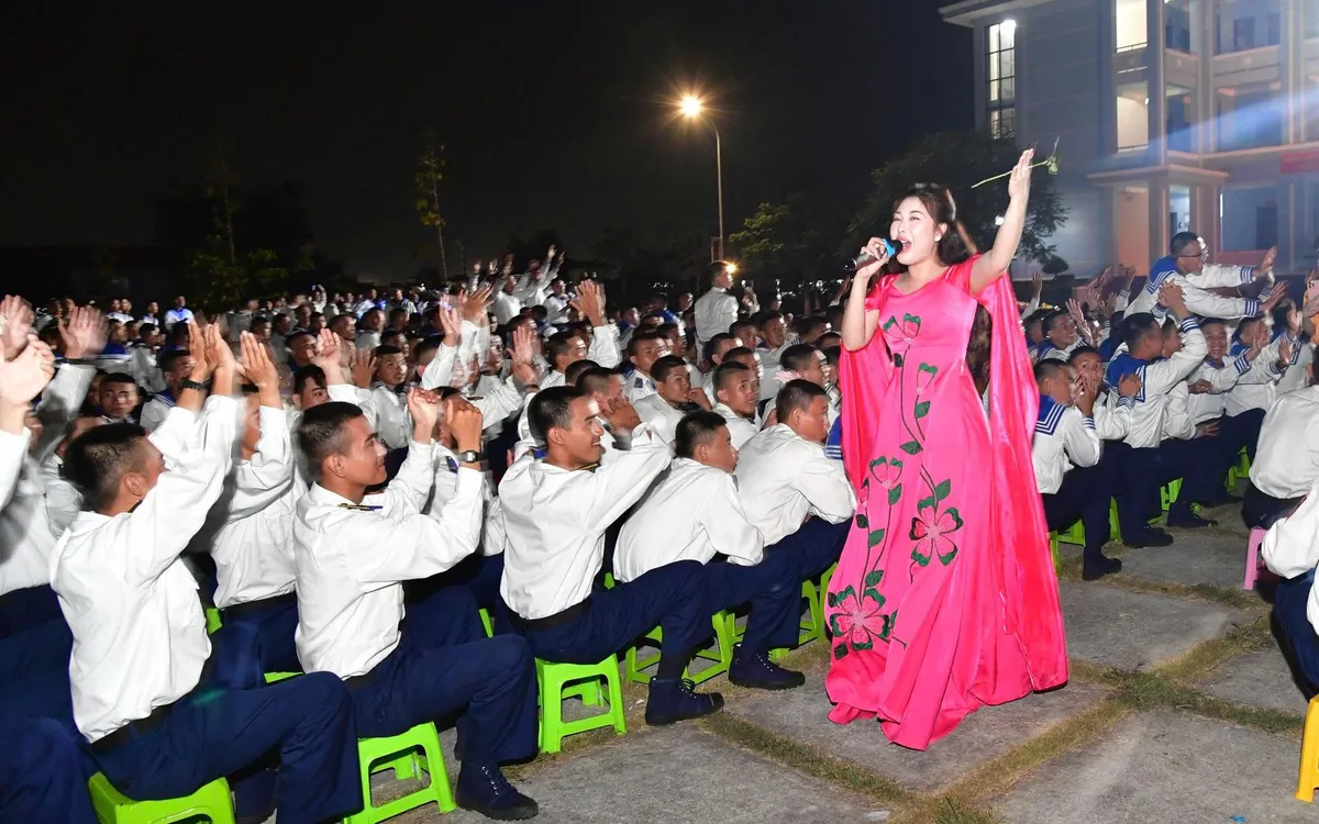 oàn cảnh đêm giao lưu nghệ thuật với sự tham gia của đông đảo cán bộ, chiến sĩ và các nghệ sĩ