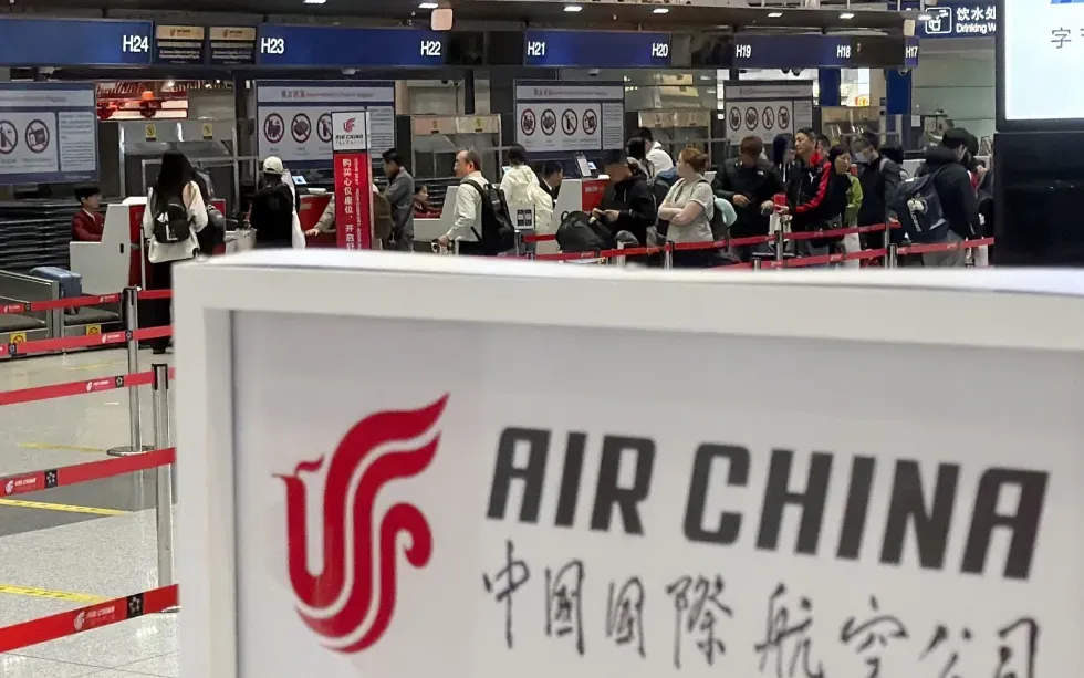 Hành khác xếp hàng trước quầy của hãng hàng không Air China để chờ chuyến bay thẳng giữa Bắc Kinh và thủ đô Bình Nhưỡng của Triều Tiên, tại sân bay quốc tế Thủ đô Bắc Kinh, Trung Quốc, ngày 30/3/2026 (Ảnh: Kyodo News/AP)