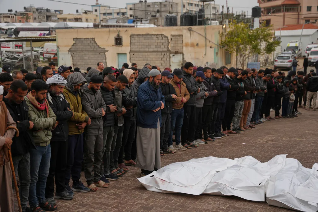 Israel kh&ocirc;ng k&iacute;ch v&agrave;o 2 trạm kiểm so&aacute;t của cảnh s&aacute;t Gaza, khiến 6 người thiệt mạng- Ảnh 1.