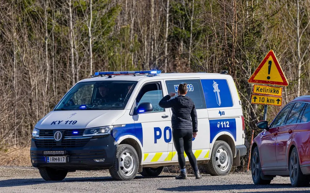 Xe cảnh sát phong tỏa đường sau khi 2 UAV không xác định xâm nhập và rơi xuống xuống Kouvola, Phần Lan, ngày 29/3/2026 (Ảnh: AP)