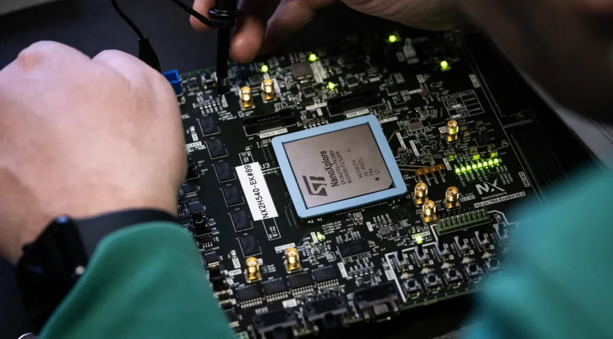 Xung đột Trung Đ&ocirc;ng đẩy ng&agrave;nh chip v&agrave;o nguy cơ thiếu hụt Heli- Ảnh 1.