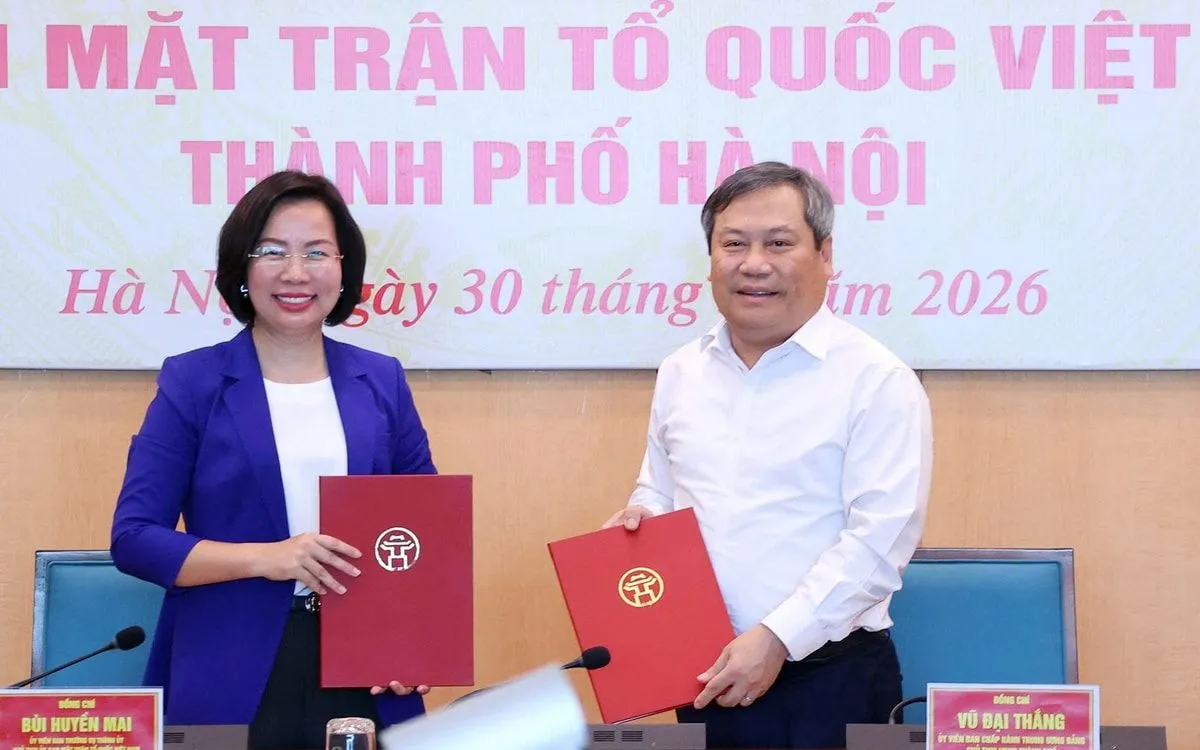 Chủ tịch UBND thành phố Hà Nội Vũ Đại Thắng và Chủ tịch Ủy ban MTTQ Việt Nam thành phố Bùi Huyền Mai trao biên bản bàn giao.