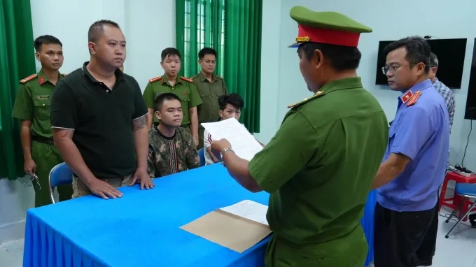 Bắt nh&oacute;m thanh ni&ecirc;n truy đuổi, đập ph&aacute; &ocirc;t&ocirc; do hiểu nhầm quỵt tiền mua sầu ri&ecirc;ng- Ảnh 1.