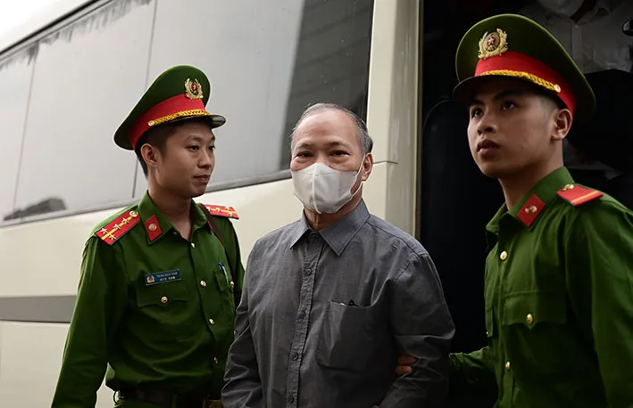 Dẫn giải cựu Thứ trưởng Ho&agrave;ng Văn Thắng c&ugrave;ng c&aacute;c đồng phạm tới t&ograve;a &aacute;n- Ảnh 1.