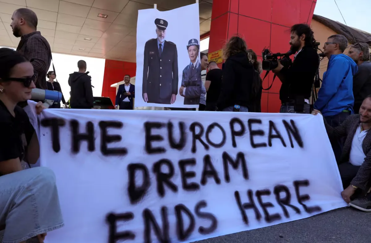 Ch&acirc;u &Acirc;u đẩy mạnh trục xuất người di cư bất hợp ph&aacute;p - Ảnh 1.