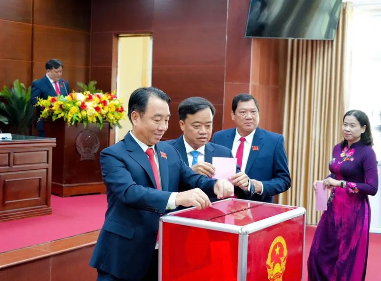 Chủ tịch HĐND, Chủ tịch UBND tỉnh C&agrave; Mau t&aacute;i đắc cử - Ảnh 1.