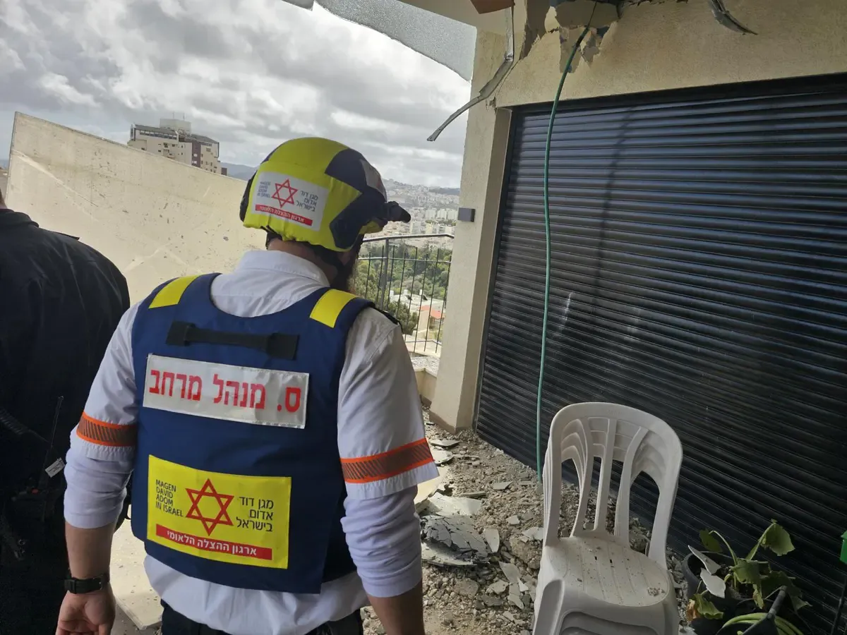 Hỏa hoạn tại nh&agrave; m&aacute;y lọc dầu của Israel, nghi do tr&uacute;ng t&ecirc;n lửa- Ảnh 1.