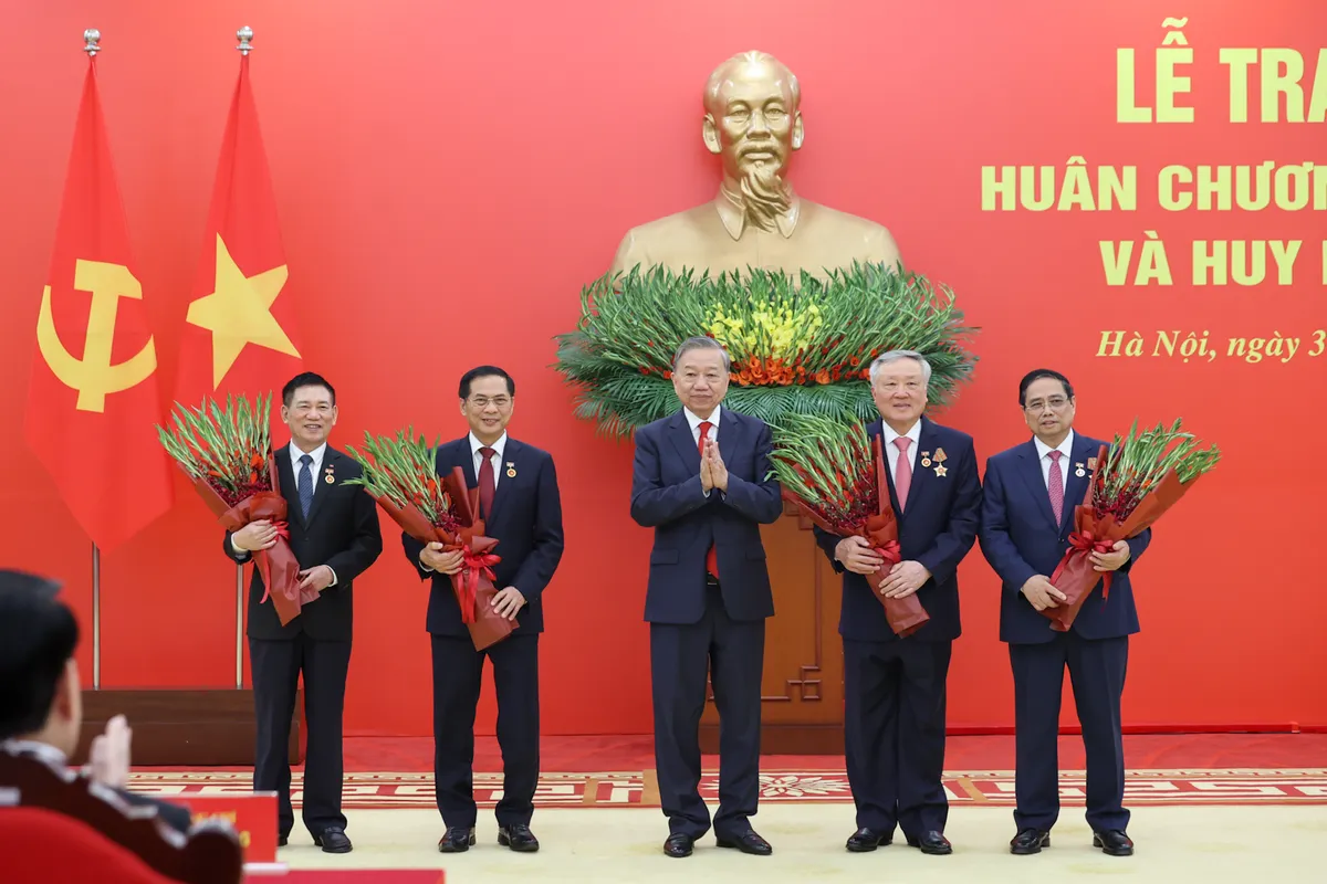 Tổng B&iacute; thư T&ocirc; L&acirc;m trao Hu&acirc;n chương Qu&acirc;n c&ocirc;ng hạng nhất tặng c&aacute;c đồng ch&iacute; l&atilde;nh đạo, nguy&ecirc;n l&atilde;nh đạo - Ảnh 3.