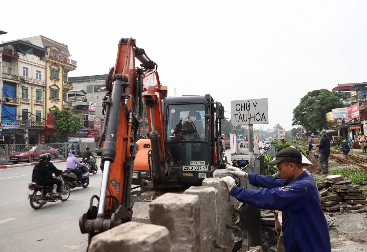 Hà Nội xóa hàng loạt lối đi tự mở qua đường sắt - Ảnh 4.