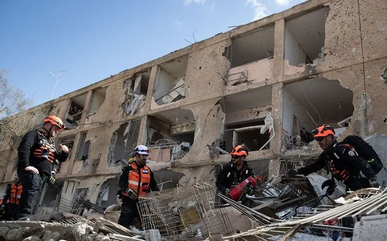 Lực lượng cứu hộ tại hiện trường vụ tấn công tên lửa của Iran xuống khu vực ở thành phố Dimona, Israel ngày 22/3. (Ảnh: THX/TTXVN)