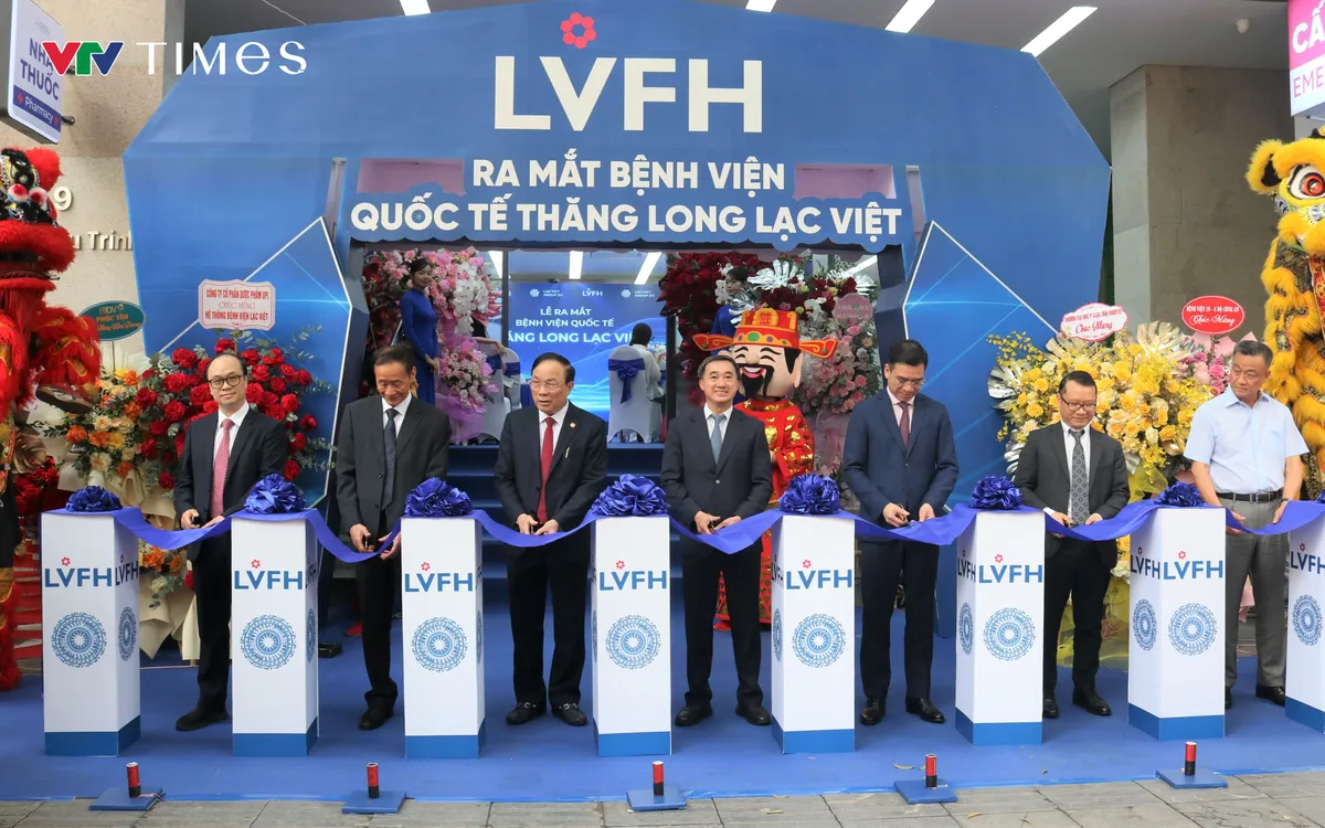 Các đại biểu thực hiện nghi thức cắt băng khai trương Bệnh viện Quốc tế Thăng Long Lạc Việt. Ảnh: QH