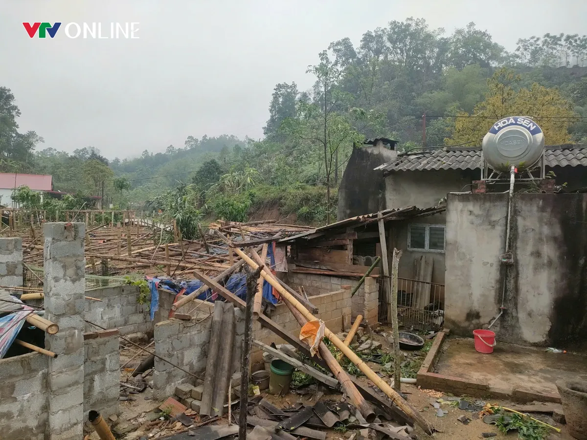 D&ocirc;ng lốc dữ dội, nhiều x&atilde; miền n&uacute;i Th&aacute;i Nguy&ecirc;n bị thiệt hại nặng nề - Ảnh 1.