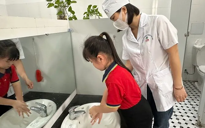 Hà Nội tăng cường giám sát bệnh tay chân miệng tại trường học