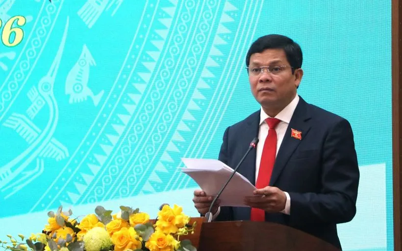 Ông Nguyễn Đức Tuy, Chủ tịch Hội đồng nhân dân tỉnh Quảng Ngãi khóa XIV phát biểu nhận nhiệm vụ tại kỳ họp. 