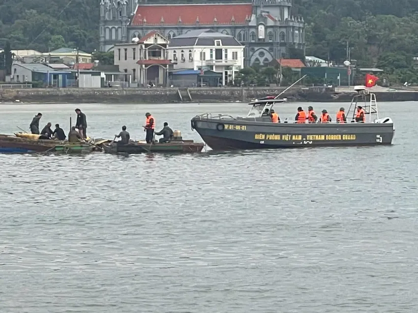 D&ocirc;ng lốc ở C&ocirc; T&ocirc; khiến mảng đ&aacute;nh bắt hải sản lật &uacute;p, 2 mẹ con tử vong - Ảnh 1.