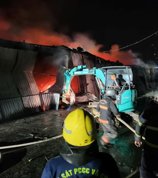 1 người tử vong trong vụ ch&aacute;y kho xưởng ở phường Ho&agrave;ng Liệt, H&agrave; Nội - Ảnh 1.