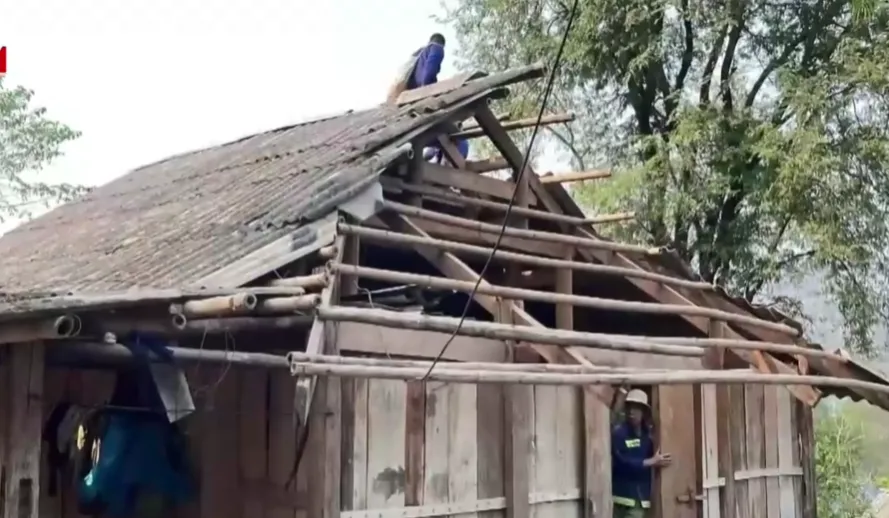 Dông mạnh kèm mưa đá nhiều nơi ở miền Bắc: Cây đổ, nhà tốc mái, người bị thương - Ảnh 2.