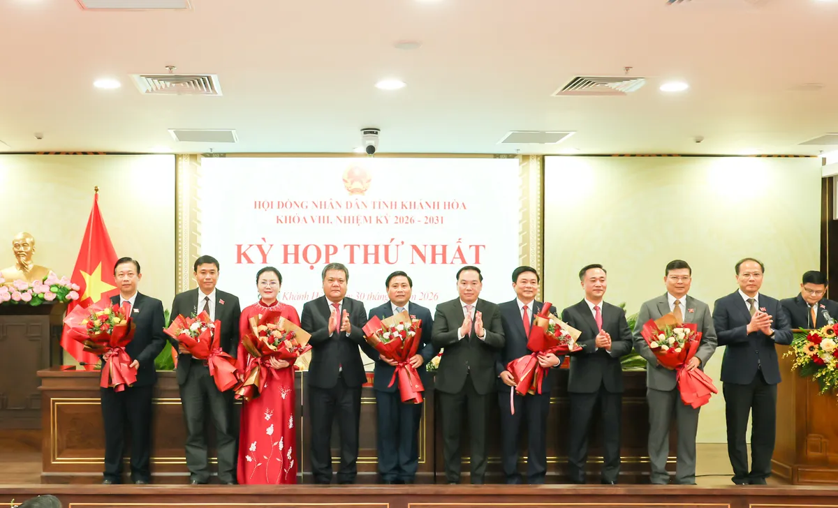 &Ocirc;ng Nguyễn Việt H&ugrave;ng được bầu l&agrave;m Chủ tịch UBND tỉnh Kh&aacute;nh H&ograve;a với tỷ lệ phiếu bầu đạt 100% - Ảnh 1.