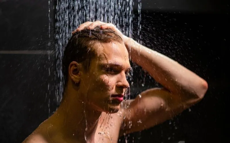 Cảnh b&aacute;o tắm nước lạnh ngay sau khi đi nắng: Nguy cơ g&acirc;y sốc nhiệt, ảnh hưởng sức khỏe- Ảnh 1.