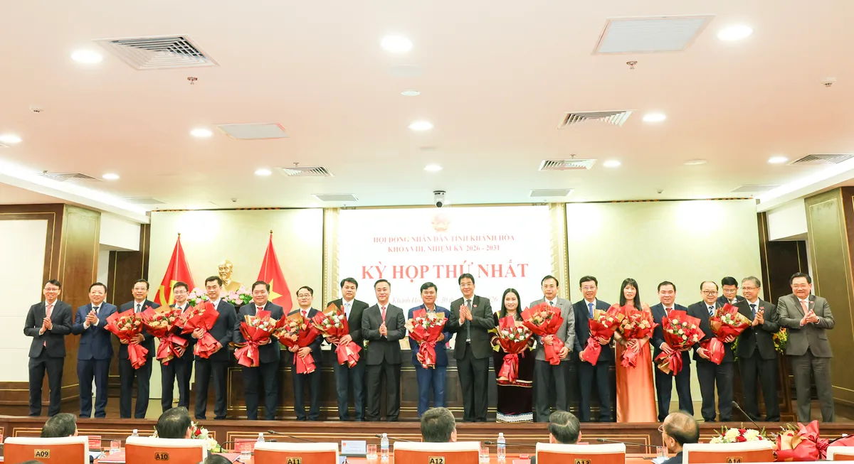 &Ocirc;ng Nguyễn Việt H&ugrave;ng được bầu l&agrave;m Chủ tịch UBND tỉnh Kh&aacute;nh H&ograve;a với tỷ lệ phiếu bầu đạt 100% - Ảnh 2.