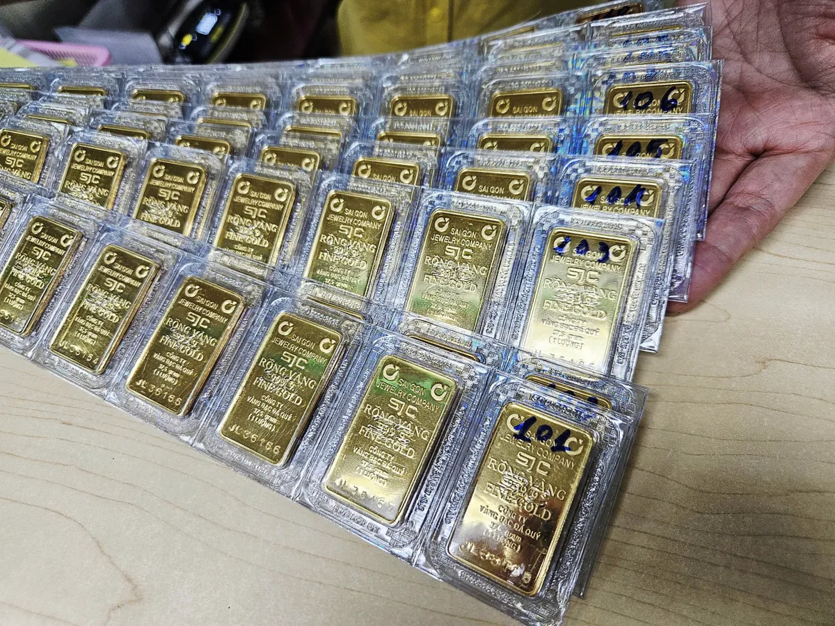 V&igrave; sao gi&aacute; v&agrave;ng trong nước cao hơn thế giới tới 30 triệu đồng/lượng?- Ảnh 1.
