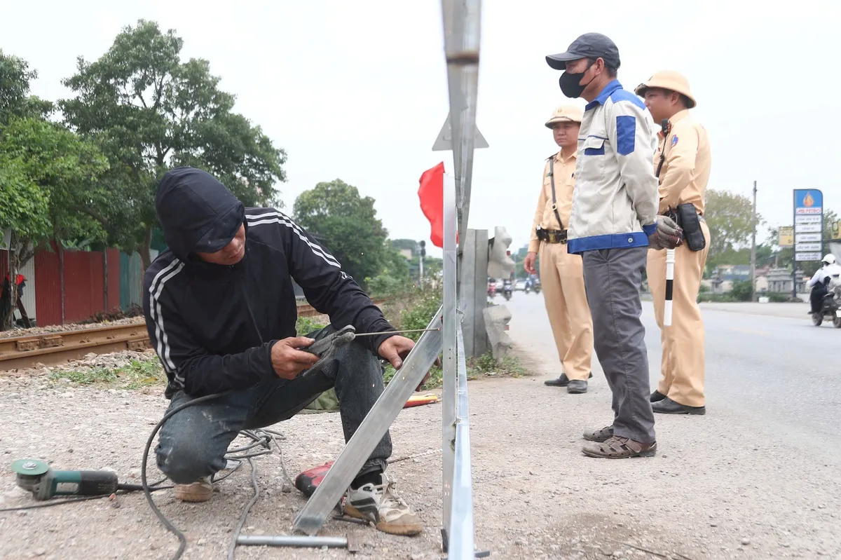 Hà Nội xóa hàng loạt lối đi tự mở qua đường sắt - Ảnh 2.