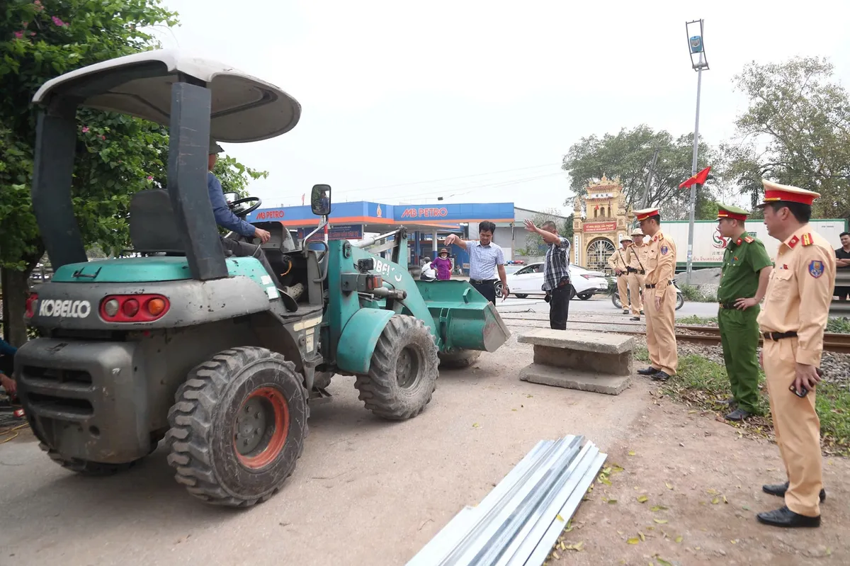 Hà Nội xóa hàng loạt lối đi tự mở qua đường sắt - Ảnh 1.