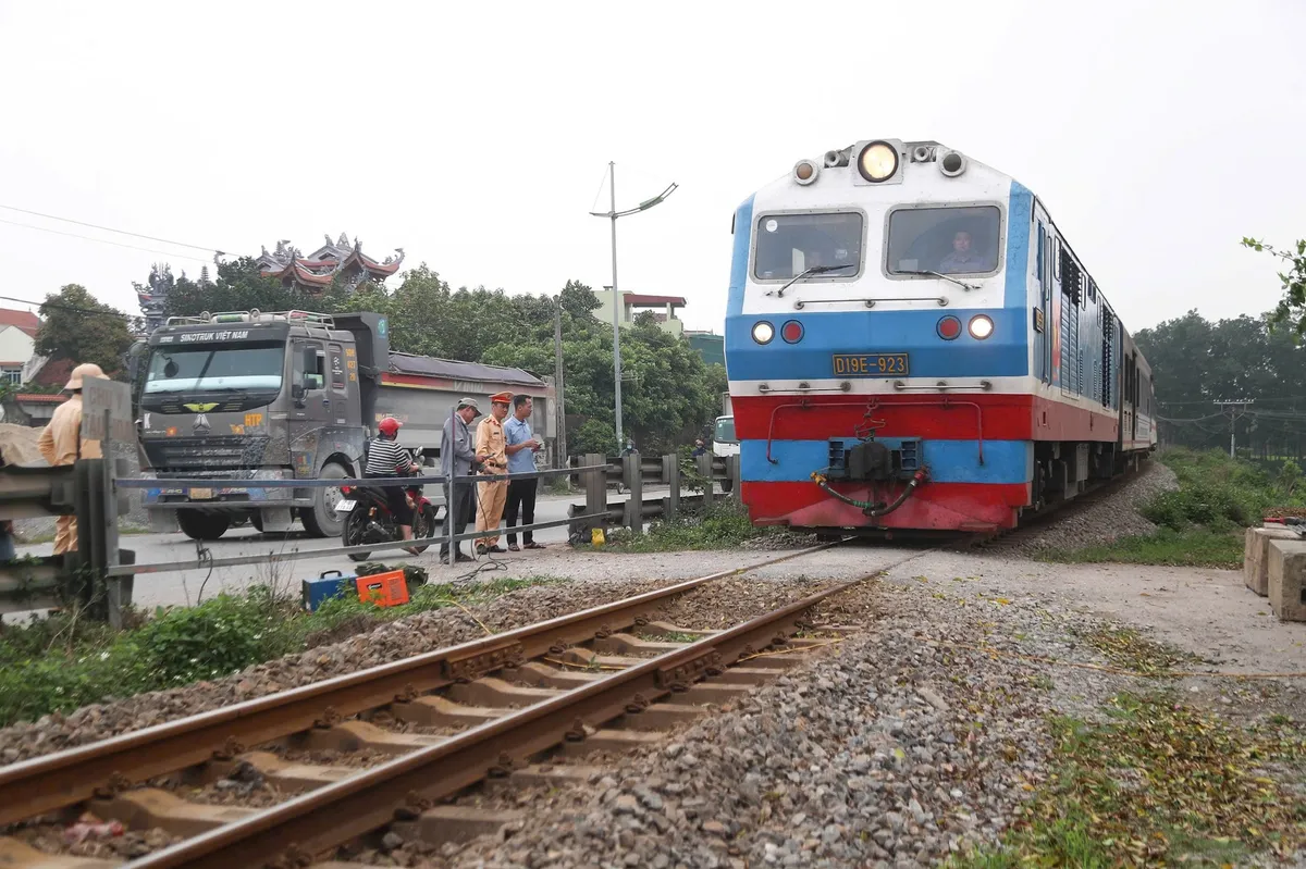 Hà Nội xóa hàng loạt lối đi tự mở qua đường sắt - Ảnh 3.