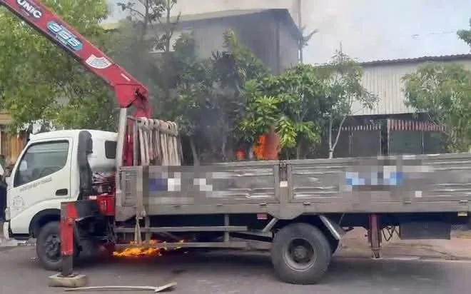 Xe cẩu vướng dây điện phát nổ khiến tài xế tử vong.