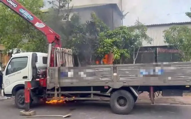 Lâm Đồng: Xe cẩu vướng dây điện phát nổ, tài xế tử vong - Ảnh 2.