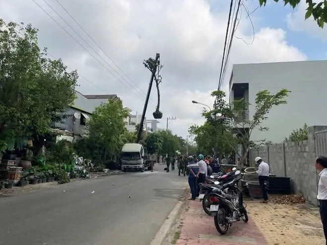 Lâm Đồng: Xe cẩu vướng dây điện phát nổ, tài xế tử vong - Ảnh 1.