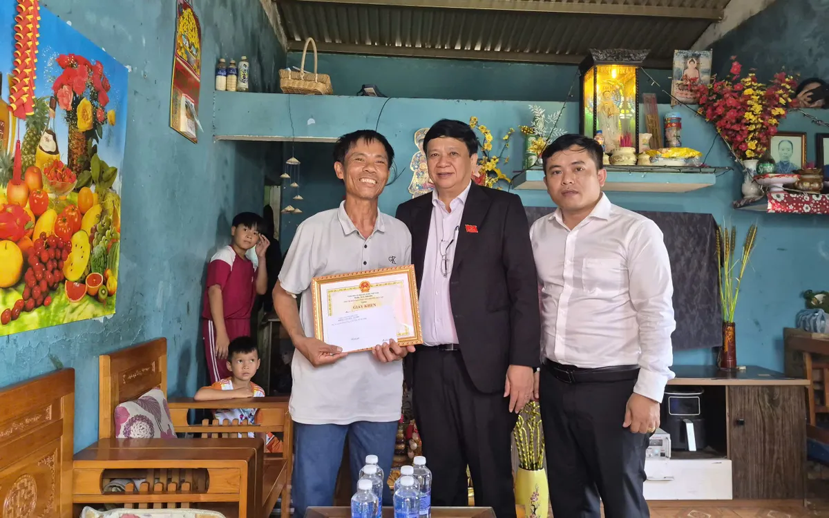 Khen thưởng biểu dương người dân dũng cảm cứu hai trẻ bị đuối nước ở biển Nam Ô.