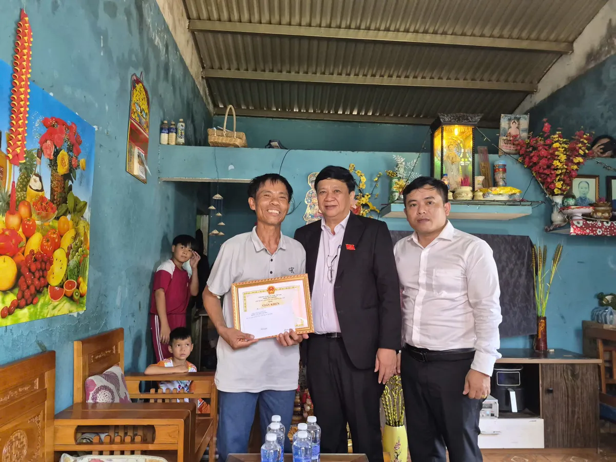 Đ&agrave; Nẵng: Khen thưởng biểu dương cho người d&acirc;n dũng cảm cứu hai trẻ bị đuối nước ở biển Nam &Ocirc; - Ảnh 1.