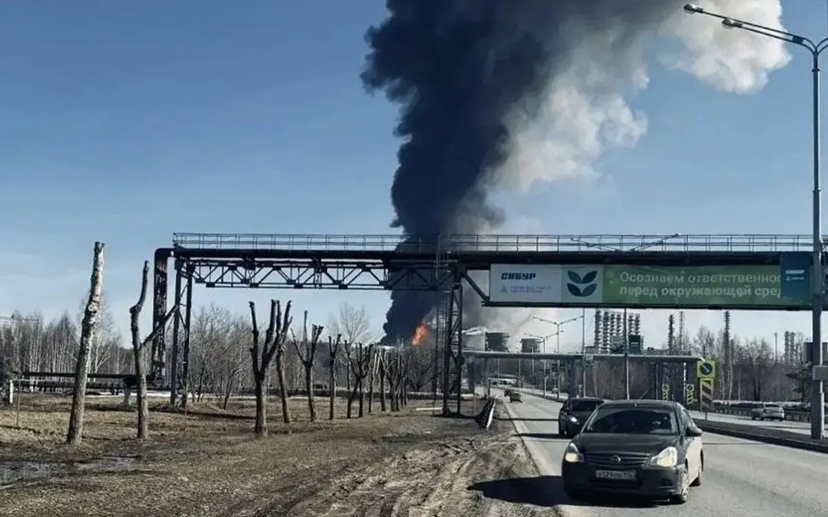 Cột khói lớn bốc lên trên bầu trời thành phố Nizhnekamsk sau vụ nổ tại nhà máy hóa dầu Nizhnekamskneftekhim vào ngày 31/3/2026 (Ảnh: Exilenova_plus/Telegram)