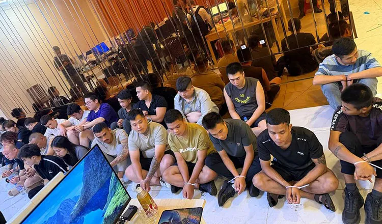 Quốc hội Campuchia th&ocirc;ng qua luật siết trấn &aacute;p lừa đảo trực tuyến - Ảnh 1.