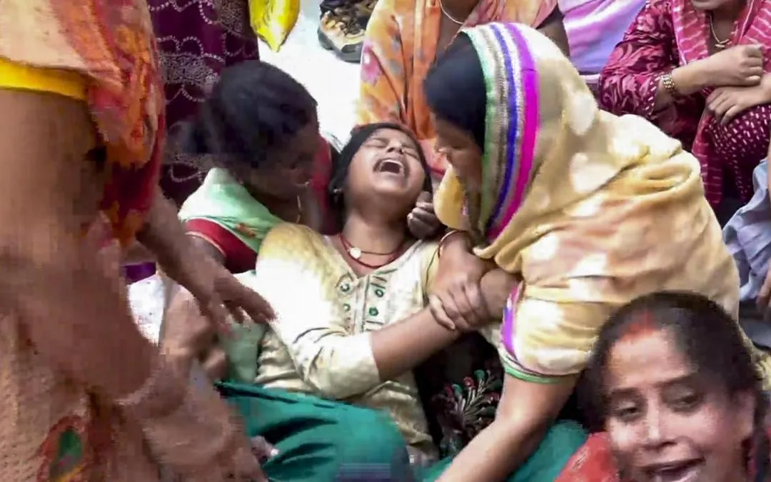 Người thân thương tiếc cái chết của các tín đồ sau vụ giẫm đạp tại đền Sheetla Mata, thuộc huyện Nalanda, bang Bihar, ngày 31/3/2026 (Ảnh: PTI)