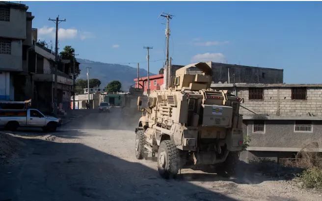 Xe bọc thép cảnh sát chạy qua khu phố Bal-Delmas ở Port-au-Prince, Haiti (Ảnh: AFP/Getty Images)