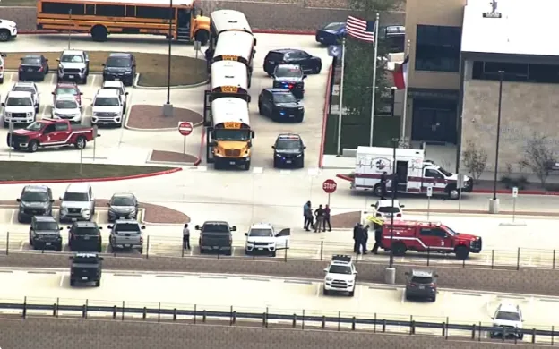 Lực lượng cứu hộ tại hiện trường vụ xả súng tại trường trung học Hill Country College Preparatory ở Bulverde, bang Texas, ngày 30/3/2026 (Ảnh: KABB)