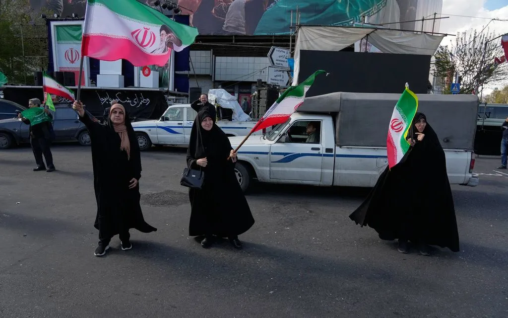 Những người ủng hộ chính phủ vẫy cờ Iran tại quảng trường Enqelab-e-Eslami, ở trung tâm Tehran, Iran, ngày 30/3/2026 (Ảnh: AP)