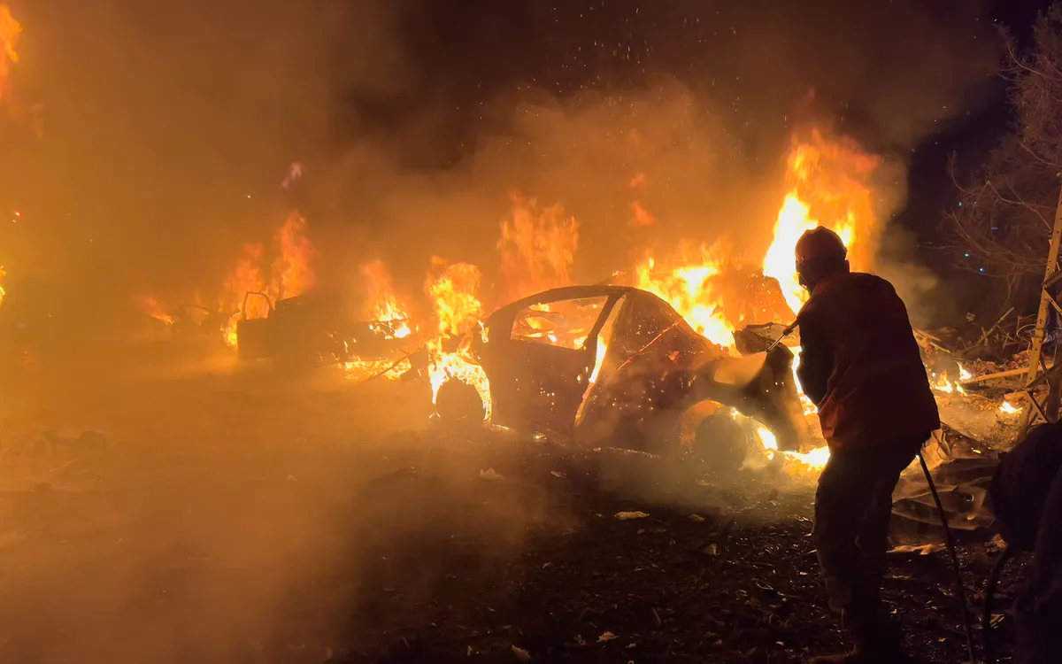 Lính cứu hỏa dập tắt đám cháy tại hiện trường vụ không kích của Israel ở Beirut, Lebanon, ngày 1/4/2026 (Ảnh: AP)