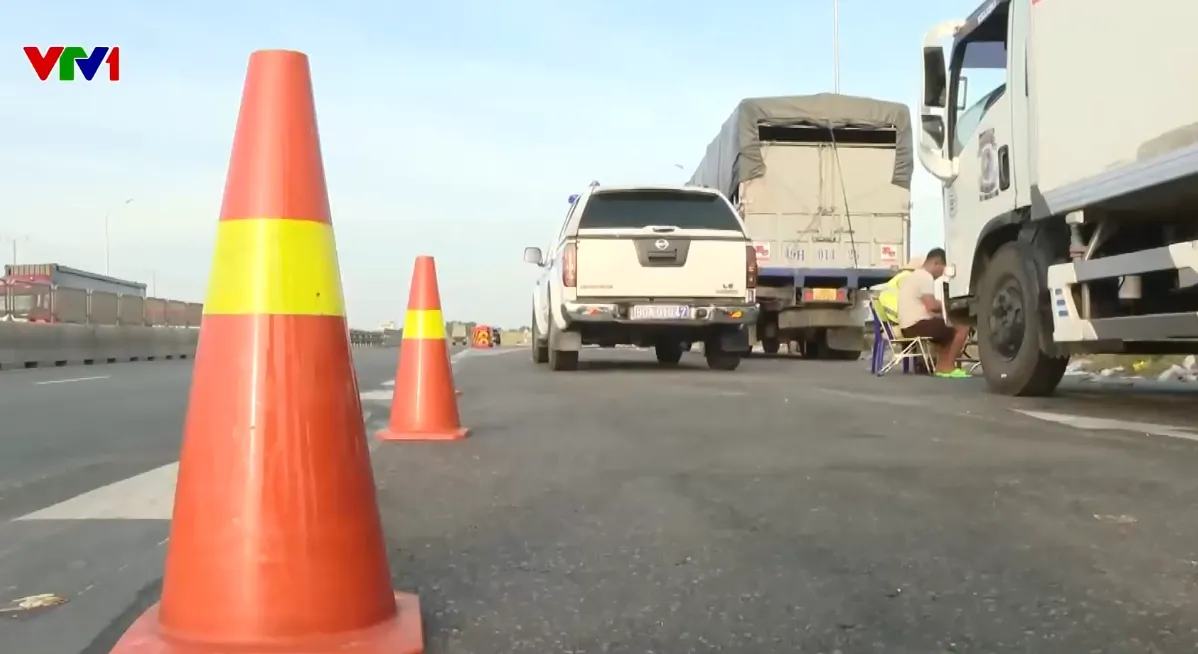 Nguy hiểm dừng, đỗ xe sai quy định tr&ecirc;n cao tốc - Ảnh 1.